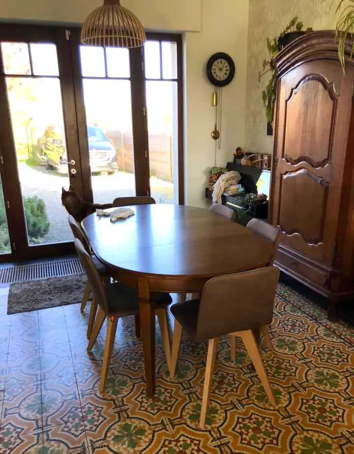 Eettafel met stoelen