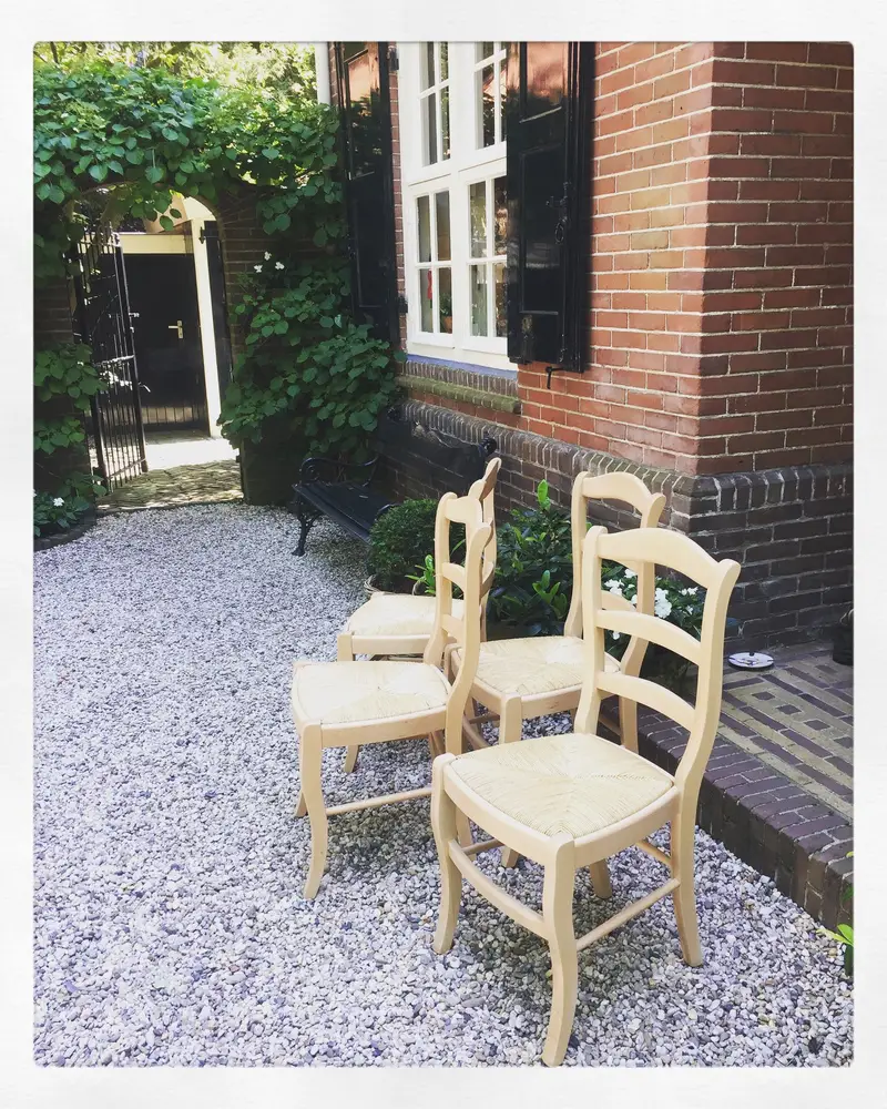 Ambachtelijke houten stoelen