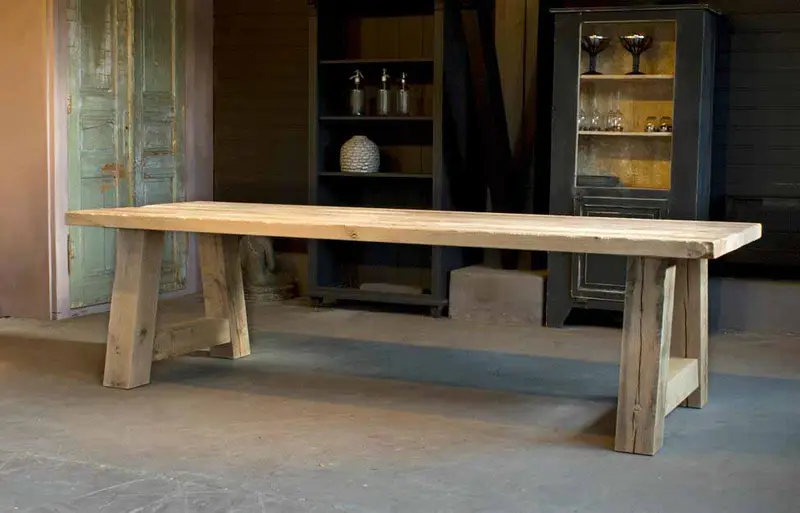Eettafel in ruw hout
