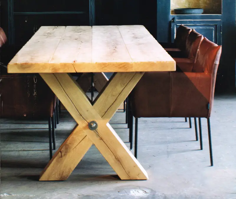 Eettafel in industriële stijl