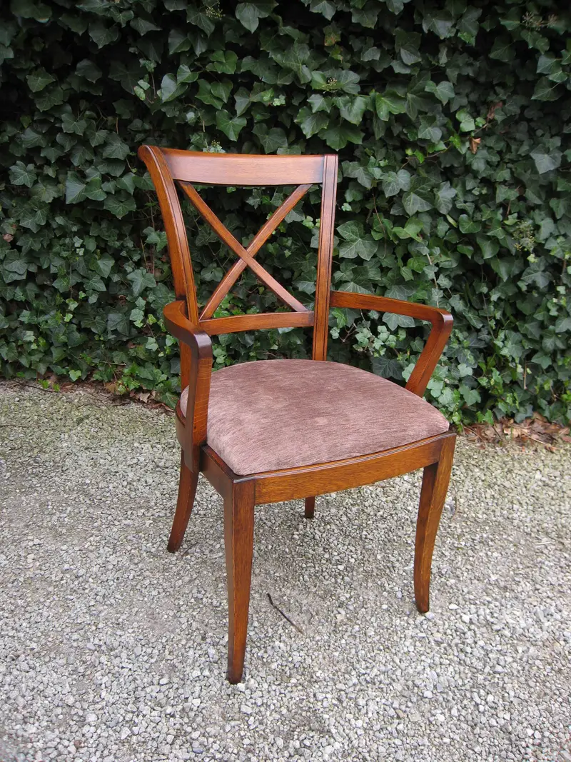 Stoel in roodbruine kleur