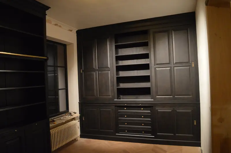 Moderne kast in donker hout