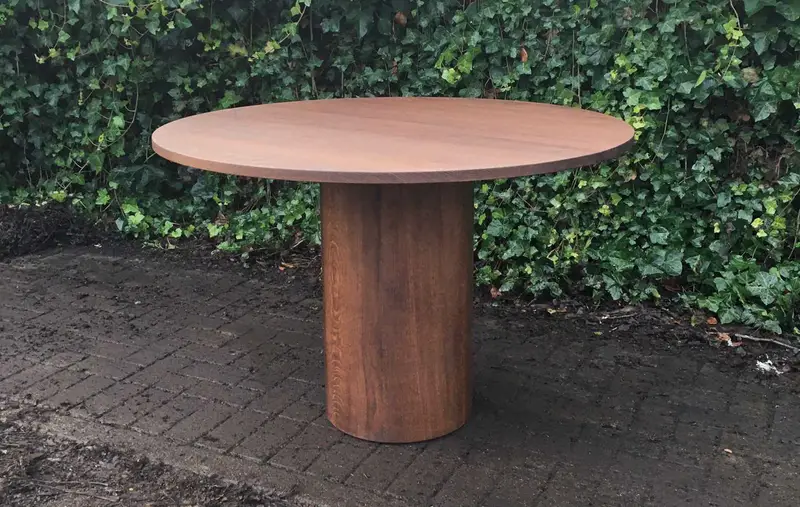 Ronde tafel in moderne stijl