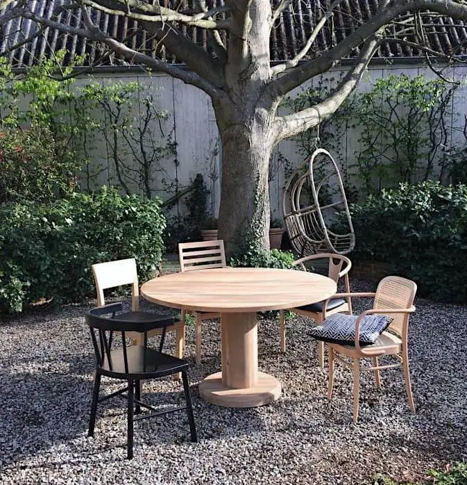 Ronde tafel met stoelen