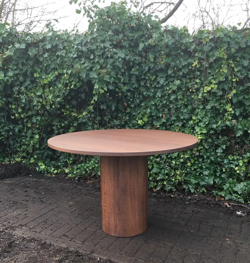 Ronde tafel met stoelen