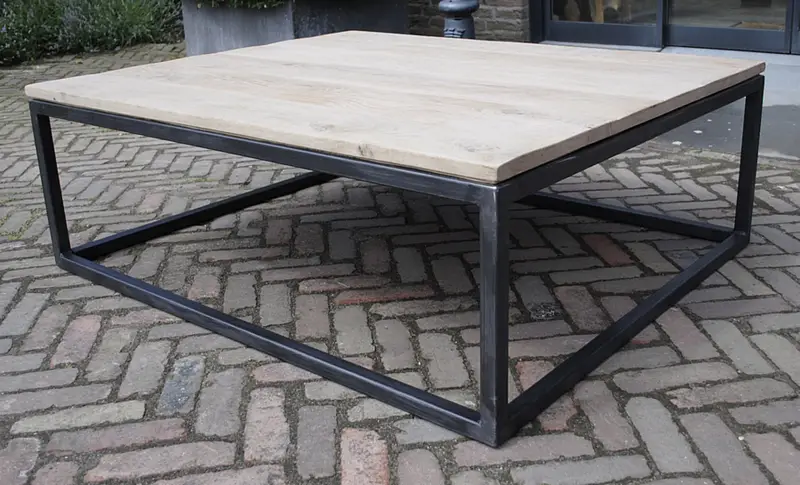 Salontafel met stalen poten