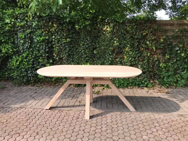 Houten tafel in scandinavische stijl