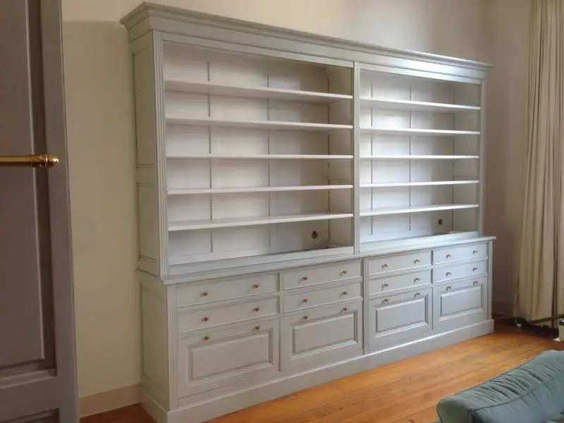 Witte houten wandkast