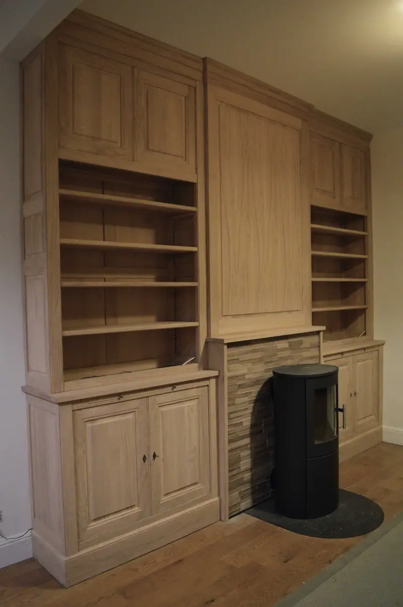 Houten wandkast met kachel