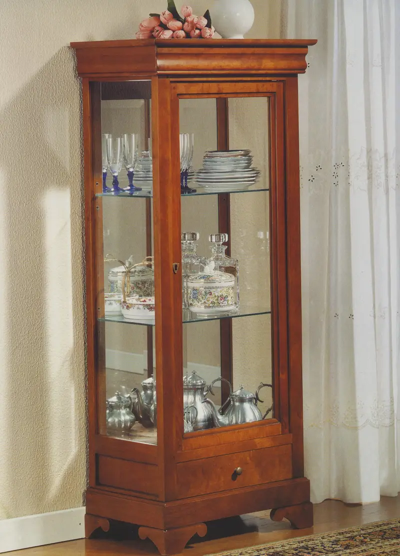 Vitrinekast met glaswerk
