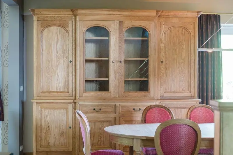 Houten kast met glazen deurrraam