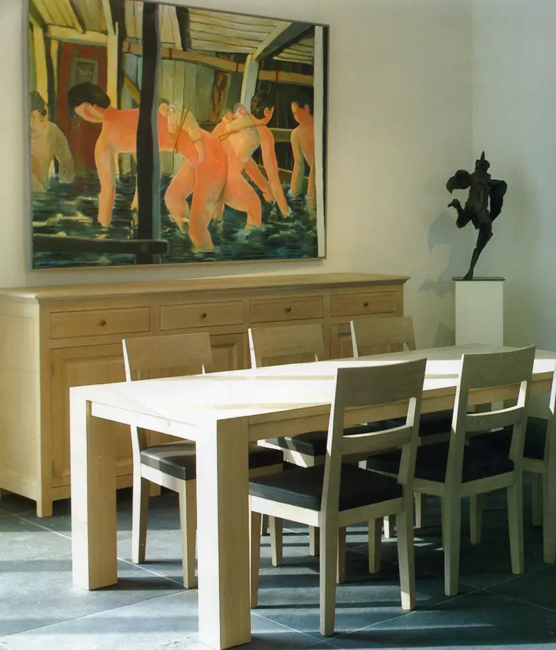 Houten eettafel in de woonkamer